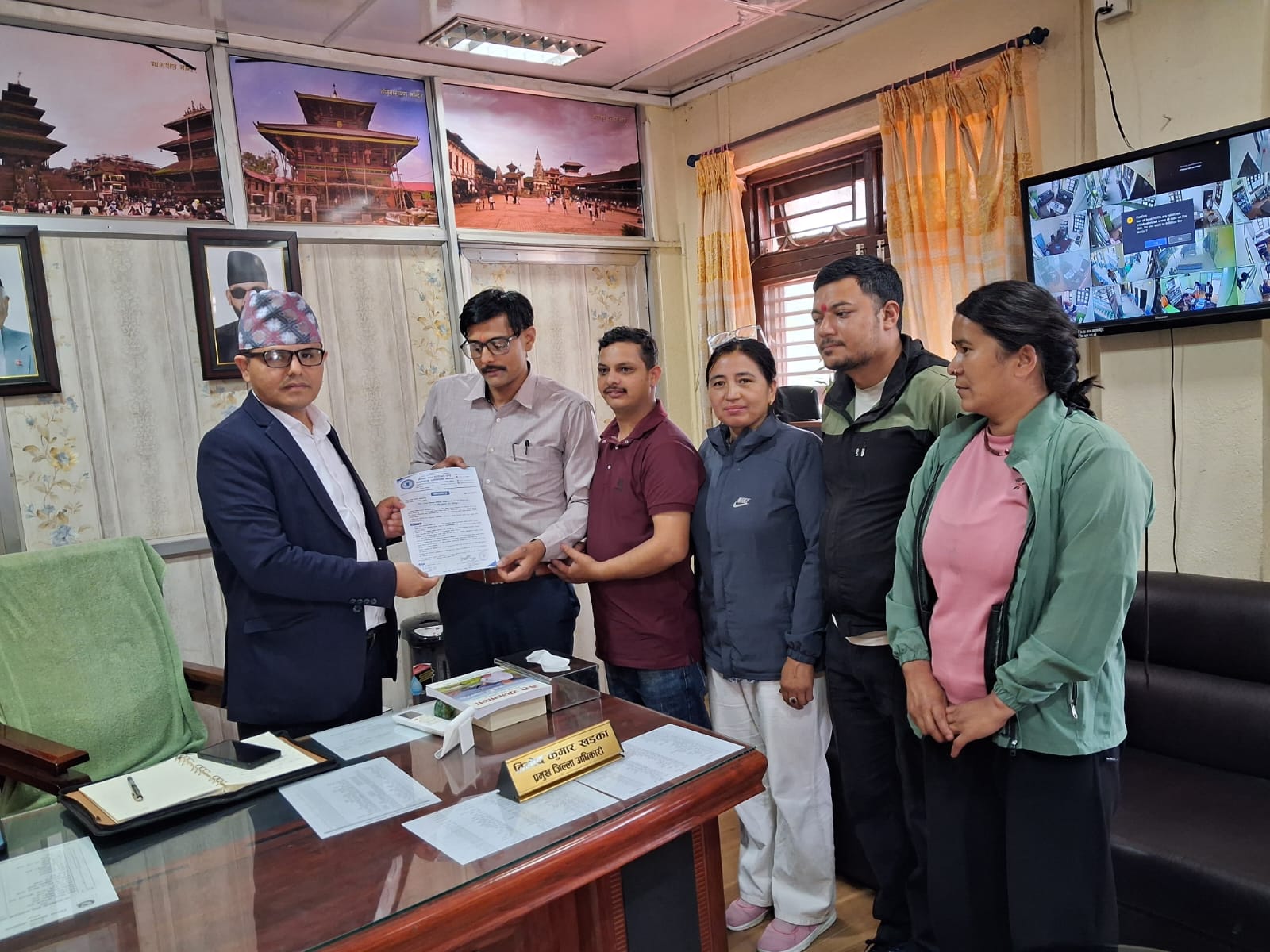 भक्तपुरमा बर्डफ्लुको सन्त्रास: नियन्त्रण र किसानलाई राहत माग्दै ‘नेभ्ला’ले बुझायो प्रजिअलाई ज्ञापन पत्र
